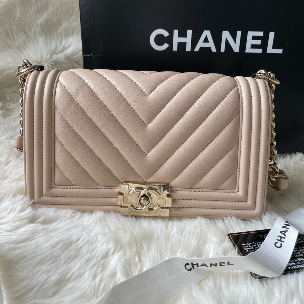 CHANEL MEDIUM BOY HANDBAG LAMBSKIN CHEVRON